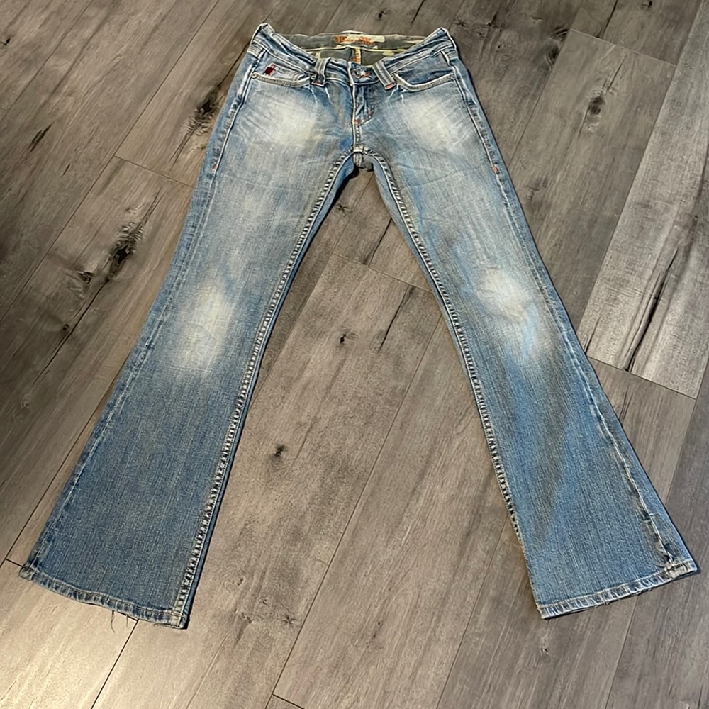 Miss me 5 pockets Jean, back pockets with pocket flaps.